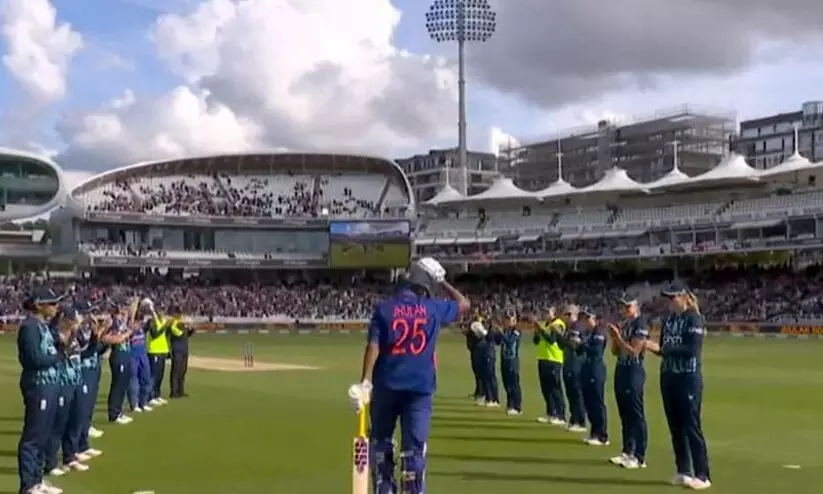 ജൂലൻ ഗോസ്വാമിക്ക് ഇംഗ്ലീഷ് താരങ്ങളുടെ ഗാർഡ് ഓഫ് ഓണർ