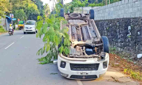 കാർ തലകീഴായി മറിഞ്ഞ് ഏഴു പേർക്ക് പരിക്ക്