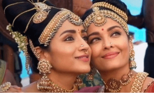 Aishwarya Rai clicks selfie with Trisha Krishnan on Ponniyin Selvan, pic Went Viral