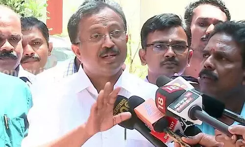 കേരളം കത്തുമ്പോൾ മുഖ്യമന്ത്രി ചെണ്ട കൊട്ടി, രാഹുൽ ഗാന്ധി കണ്ടെയ്‌നറിൽ ഉറങ്ങി -വി മുരളീധരൻ