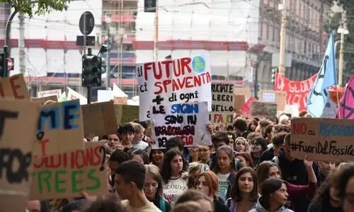 കാലാവസ്ഥാ വ്യതിയാനം : നഷ്ടപരിഹാരവും നീതിയും ആവശ്യപ്പെട്ട് യുവ പ്രവർത്തകർ തെരുവിലിറങ്ങി കാലാവസ്ഥാ വ്യതിയാനം : നഷ്ടപരിഹാരവും നീതിയും ആവശ്യപ്പെട്ട് യുവ പ്രവർത്തകർ തെരുവിലിറങ്ങി