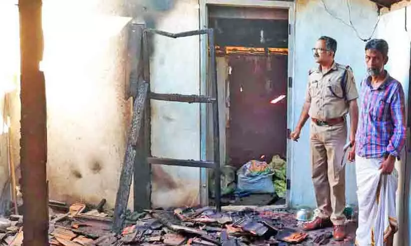 പോക്സോ കേസ് പ്രതിയുടെ അറസ്റ്റിന് പിന്നാലെ വീടിന് തീയിട്ടു