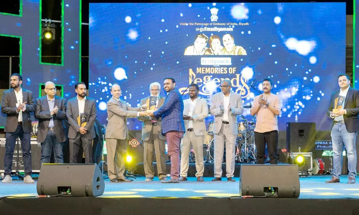 വി​വി​ധ രം​ഗ​ങ്ങ​ളി​ലെ പ്ര​മു​ഖ​രെ ആ​ദ​രി​ച്ചു