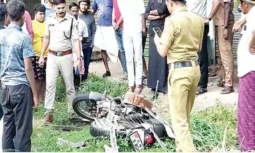 നിർത്തിയിട്ട ബൈക്ക് അടിച്ചുതകർത്തു നിർത്തിയിട്ട ബൈക്ക് അടിച്ചുതകർത്തു