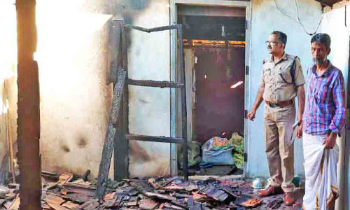 പോക്സോ കേസ് പ്രതിയുടെ അറസ്റ്റിന് പിന്നാലെ വീടിന് തീയിട്ടു പോക്സോ കേസ് പ്രതിയുടെ അറസ്റ്റിന് പിന്നാലെ വീടിന് തീയിട്ടു