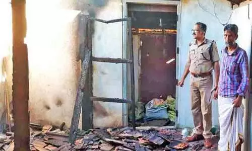 പോക്സോ കേസ് പ്രതിയുടെ അറസ്റ്റിന് പിന്നാലെ വീടിന് തീയിട്ടു