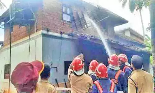 ചെക്യാട് തീപിടിത്തം; ഇരുനില വീട് കത്തിനശിച്ചു