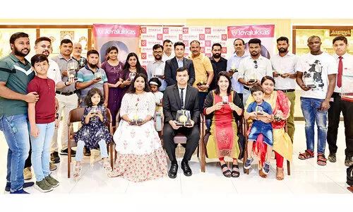 സ​മ്മ​ർ ​ഓ​ഫ്​ ജോ​യ്​ : വി​ജ​യി​ക​ൾ​ക്ക്​ സ്വ​ർ​ണ​പ്പ​ന്തു​ക​ൾ സ​മ്മാ​നി​ച്ചു