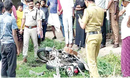നിർത്തിയിട്ട ബൈക്ക് അടിച്ചുതകർത്തു