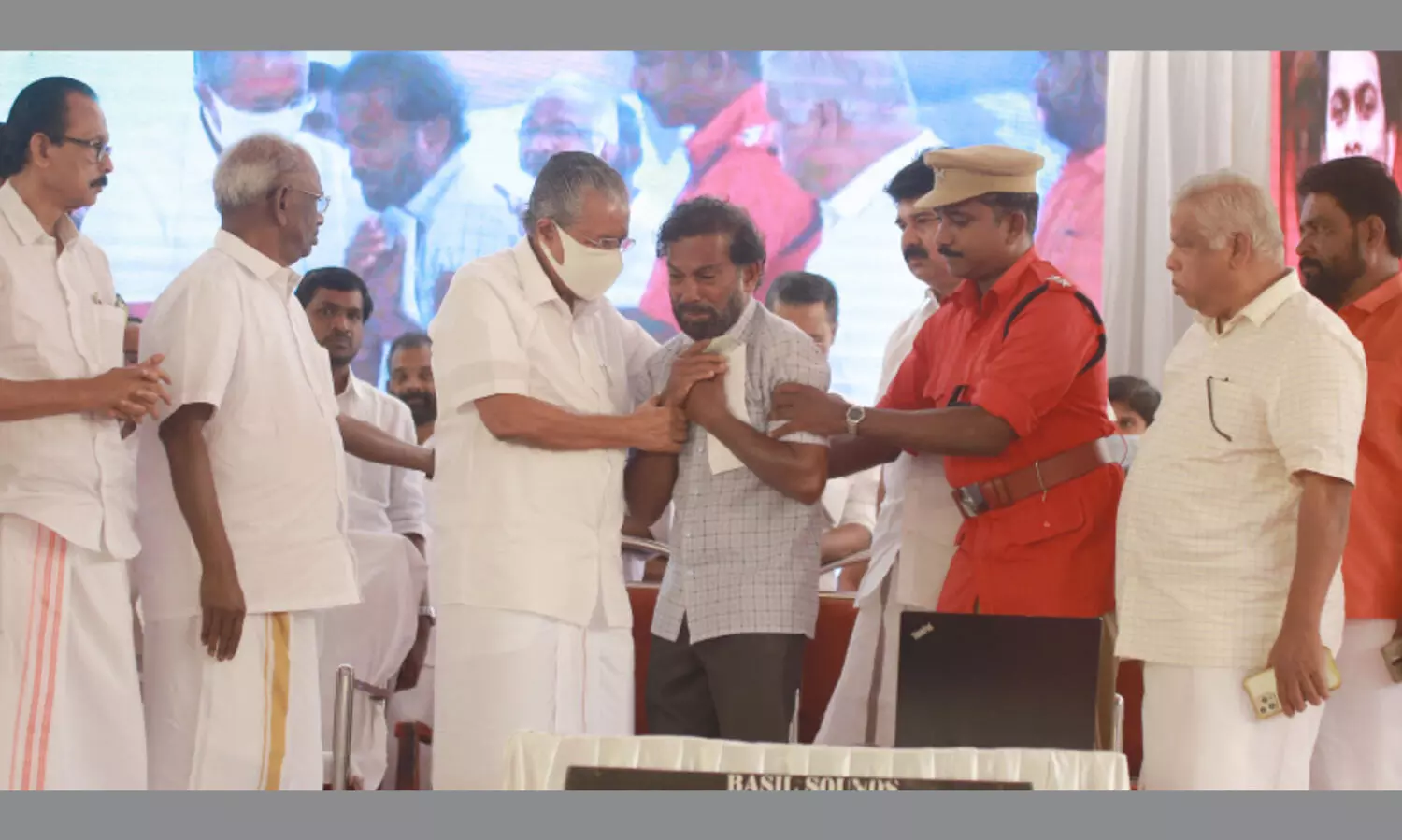 കോൺഗ്രസിന്‍റെ അഖിലേന്ത്യ നേതാവും അക്രമികളെ സംരക്ഷിക്കുന്നു -മുഖ്യമന്ത്രി