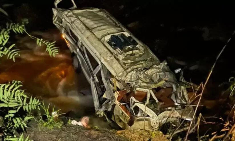 കുളുവിൽ സഞ്ചാരികളുടെ വാഹനം കൊക്കയിലേക്ക് മറിഞ്ഞ് മൂന്ന് ഐഐടി വിദ്യാർഥികളടക്കം ഏഴു മരണം