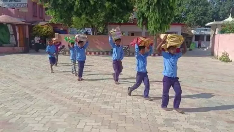 ബിഹാറിൽ വിദ്യാർഥികളെ കൊണ്ട് പുസ്തക കെട്ടുകൾ തലയിൽ ചുമപ്പിച്ചു, പ്രധാന അധ്യാപകരെ സസ്‌പെൻഡ് ചെയ്തു