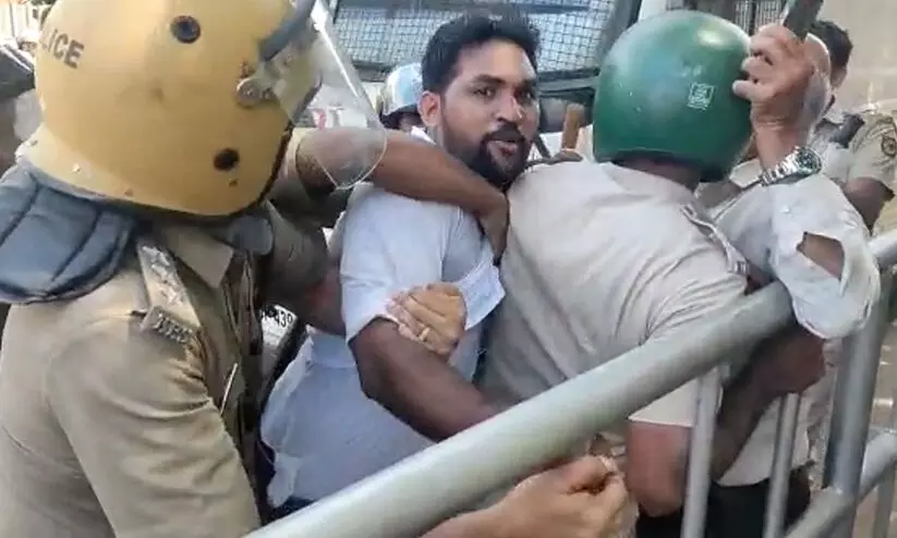 പ്രൊവിഡൻസ് സ്കൂളിലെ ഹിജാബ് വിലക്കിനെതിരായ എസ്.ഐ.ഒ - ജി.ഐ.ഒ മാർച്ചിൽ പൊലീസ് അതിക്രമം പ്രൊവിഡൻസ് സ്കൂളിലെ ഹിജാബ് വിലക്കിനെതിരായ എസ്.ഐ.ഒ - ജി.ഐ.ഒ മാർച്ചിൽ പൊലീസ് അതിക്രമം