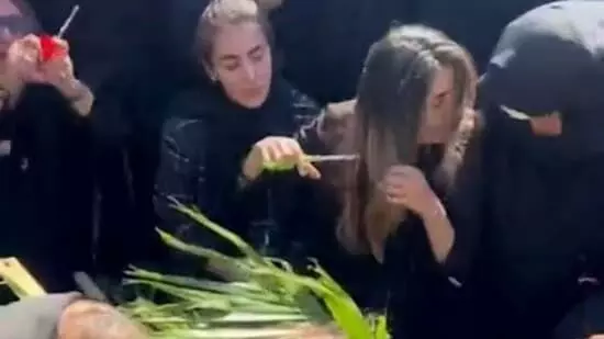 ഇറാൻ ഹിജാബ് വിരുദ്ധ സമരം; യുവാവിന്റെ മൃതദേഹത്തിനരികിൽ പൊട്ടിക്കരഞ്ഞ് മുടി മുറിച്ച് സഹോദരി