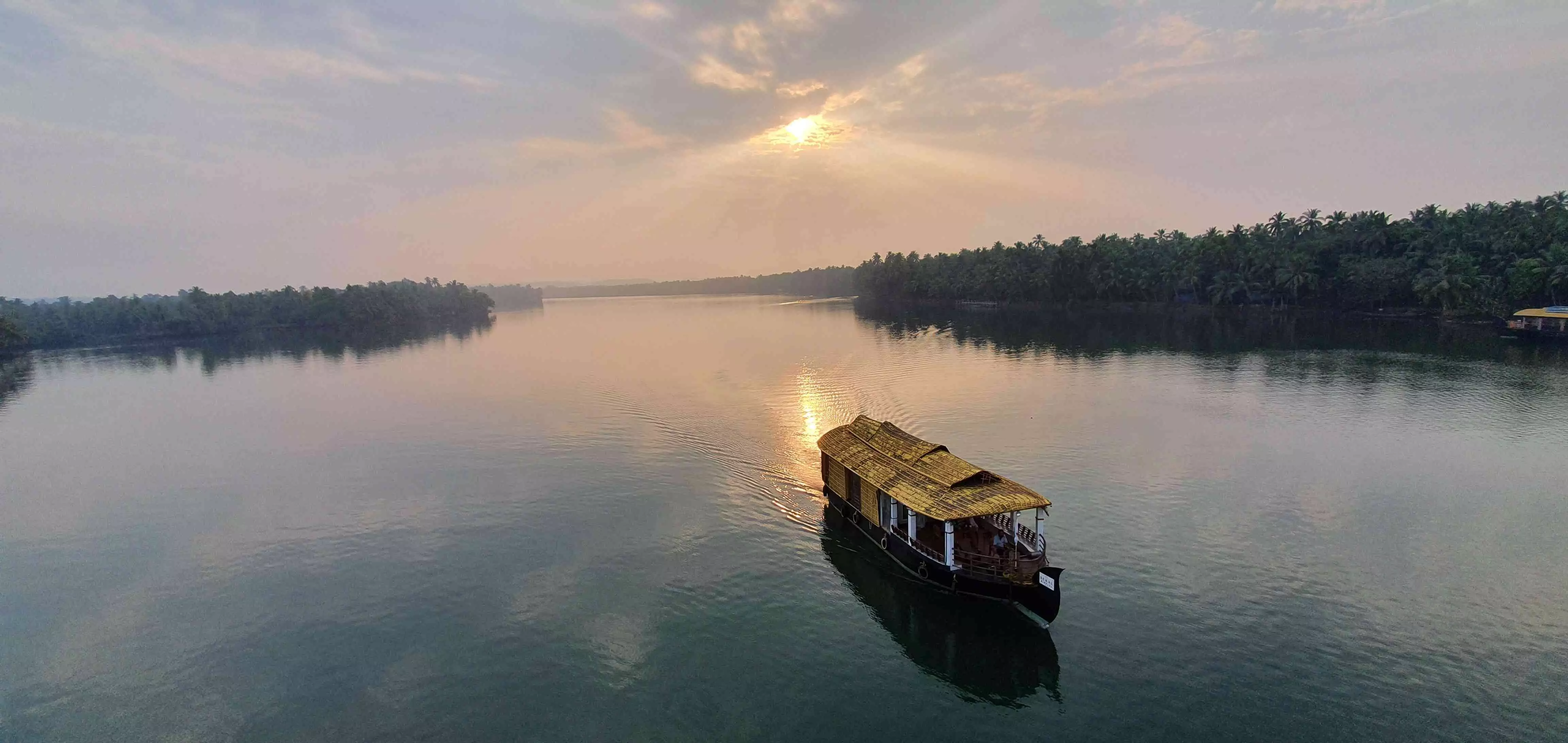 കായൽ മലിനീകരണം; ഹൗസ്​ബോട്ടുകൾക്കെതിരെ കർശന നടപടി