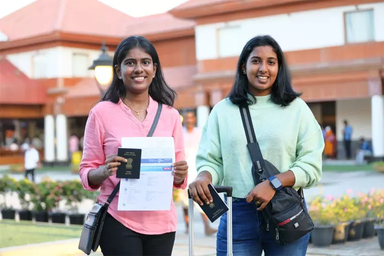 ട്രിപ്പിൾ വിൻ: നഴ്സുമാരാകാൻ അയോണയും ജ്യോതിയും ജർമ്മനിയിലേയ്ക്ക് ട്രിപ്പിൾ വിൻ: നഴ്സുമാരാകാൻ അയോണയും ജ്യോതിയും ജർമ്മനിയിലേയ്ക്ക്