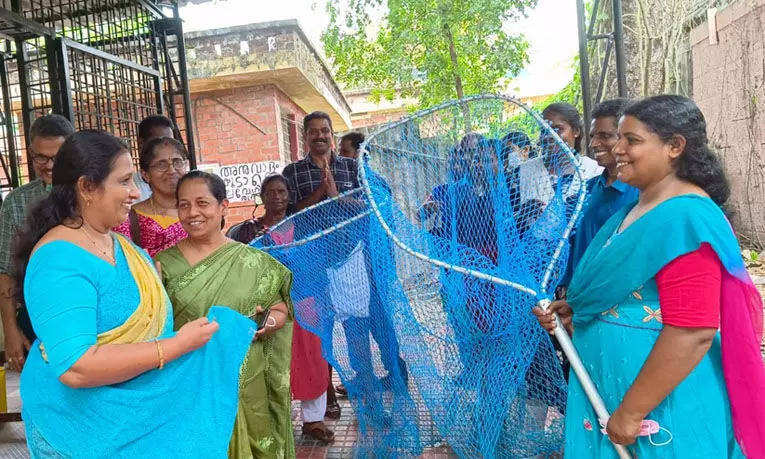 തെരുവുനായ്ക്കളെ പിടിക്കാൻ ഇനി കുടുംബശ്രീക്കാർ തെരുവുനായ്ക്കളെ പിടിക്കാൻ ഇനി കുടുംബശ്രീക്കാർ