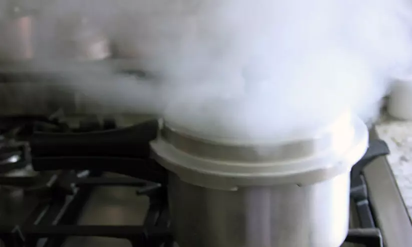 കുക്കർ പൊട്ടിത്തെറിച്ച് രണ്ടു പേർക്ക് പൊള്ളലേറ്റു