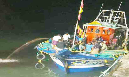 ബേപ്പൂരിൽ പുലിമുട്ടിലിടിച്ച് ബോട്ട് തകർന്നു