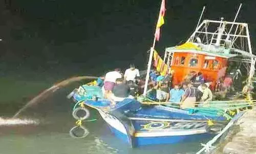 ബേപ്പൂരിൽ പുലിമുട്ടിലിടിച്ച് ബോട്ട് തകർന്നു