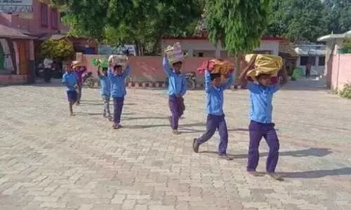 ബിഹാറിൽ വിദ്യാർഥികളെ കൊണ്ട് പുസ്തക കെട്ടുകൾ തലയിൽ ചുമപ്പിച്ചു, പ്രധാന അധ്യാപകരെ സസ്‌പെൻഡ് ചെയ്തു