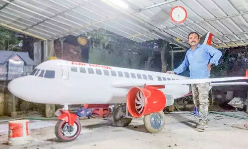 ഒറ്റയിരുപ്പിൽ പ്രിൻസ് വീട്ടുമുറ്റത്ത് വിമാനമിറക്കി