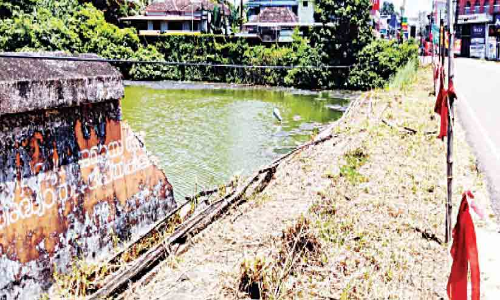 കുട്ടംകുളം മതില്‍ ഇടിഞ്ഞുവീണിട്ട് 15 മാസം