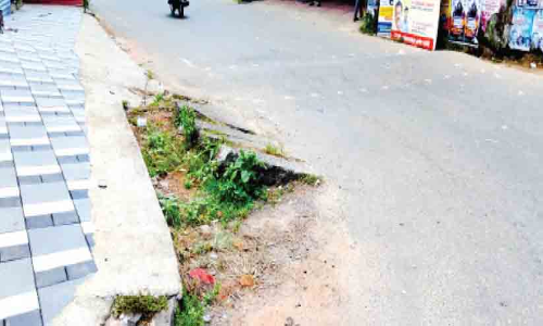 പഴയ കെട്ടിടത്തിന്റെ സ്ലാബുകള്‍ നീക്കാത്തത് ഭീഷണി