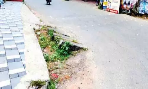 പഴയ കെട്ടിടത്തിന്റെ സ്ലാബുകള് നീക്കാത്തത് ഭീഷണി പഴയ കെട്ടിടത്തിന്റെ സ്ലാബുകള് നീക്കാത്തത് ഭീഷണി