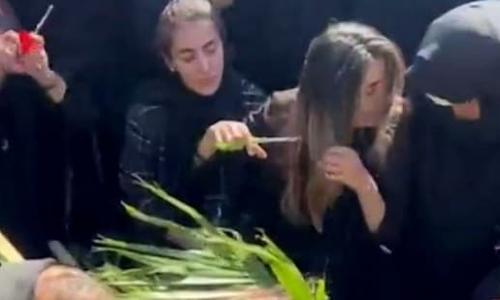 ഇറാൻ ഹിജാബ് വിരുദ്ധ സമരം; യുവാവിന്റെ മൃതദേഹത്തിനരികിൽ പൊട്ടിക്കരഞ്ഞ് മുടി മുറിച്ച് സഹോദരി