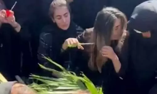 ഇറാൻ ഹിജാബ് വിരുദ്ധ സമരം; യുവാവിന്റെ മൃതദേഹത്തിനരികിൽ പൊട്ടിക്കരഞ്ഞ് മുടി മുറിച്ച് സഹോദരി