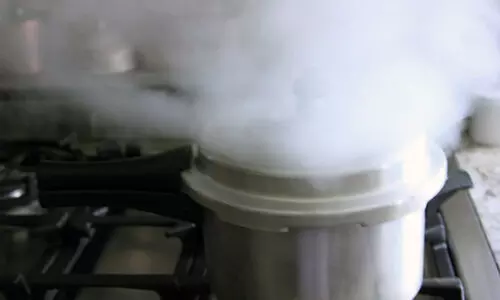 കുക്കർ പൊട്ടിത്തെറിച്ച് രണ്ടു പേർക്ക് പൊള്ളലേറ്റു