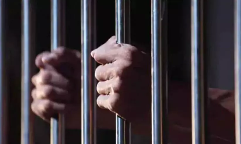 വ്യവസായിയെ ബന്ദിയാക്കി പണം തട്ടാൻ ശ്രമിച്ച മൂന്നംഗ സംഘം പിടിയിൽ