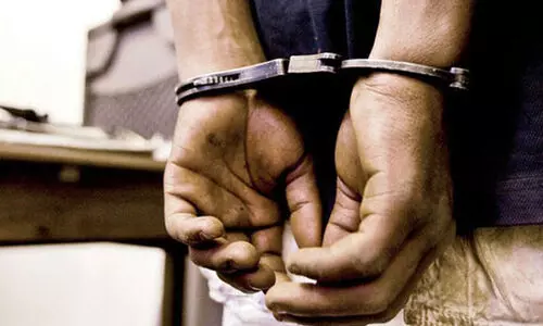 ബലാത്സംഗം ചെയ്തയാളെ വീട്ടിൽ പൂട്ടിയിട്ട് പൊലീസിലേൽപിച്ച് എയർഹോസ്റ്റസ്