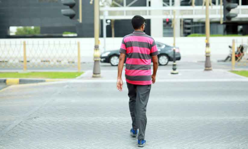 അനധികൃതമായി റോഡ്‌ മുറിച്ചുകടക്കുന്നത് അപകടം വരുത്തുമെന്ന് പൊലീസ്