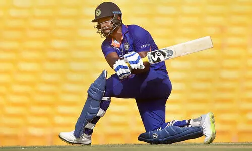 അർധസെഞ്ച്വറികളുമായി സഞ്ജുവും തിലകും ഷാർദുലും; ഇന്ത്യ എ 284ന് പുറത്ത്