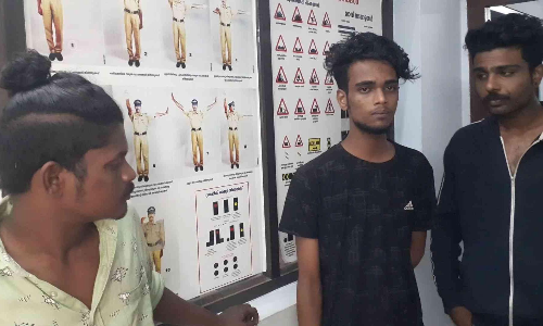 വ്യവസായിയെ ബന്ദിയാക്കി കഴുത്തിൽ വടിവാൾ വെച്ച് പണം തട്ടാൻ ശ്രമിച്ച മൂന്നംഗസംഘം പിടിയിൽ