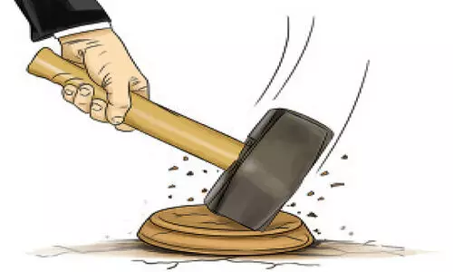 റോഡിലെ സ്ലാബിൽ തട്ടിവീണ് കൈയൊടിഞ്ഞ വയോധികക്ക് 10.12 ലക്ഷം നഷ്ടപരിഹാരം