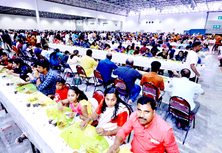 17,000 പേർക്ക് സദ്യയൊരുക്കി ഷാർജ ഇന്ത്യൻ അസോസിയേഷൻ 17,000 പേർക്ക് സദ്യയൊരുക്കി ഷാർജ ഇന്ത്യൻ അസോസിയേഷൻ