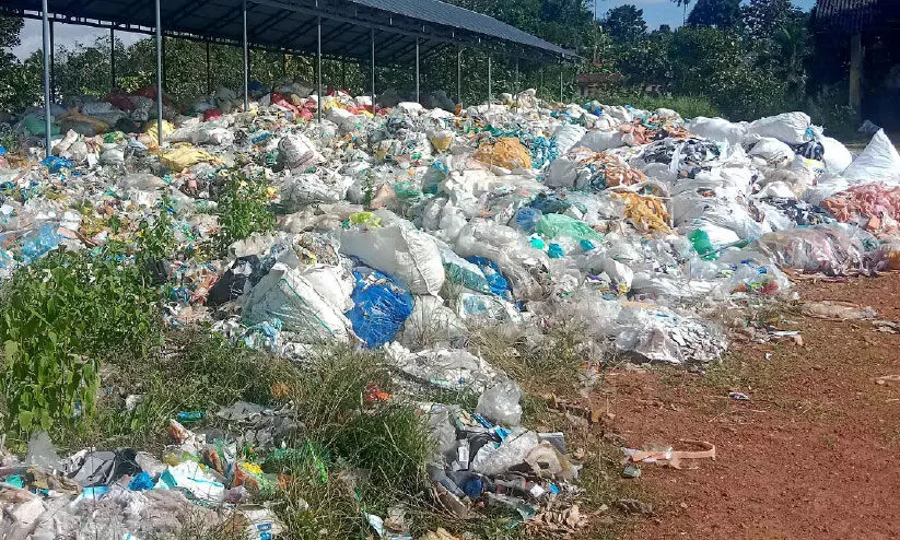 മാലിന്യ സംഭരണകേന്ദ്രം പരിസരവാസികൾക്ക് ഭീഷണി