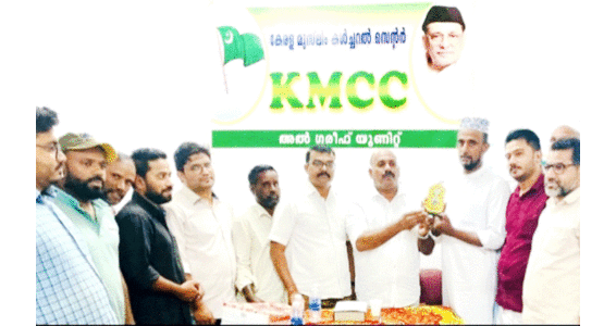 ഹു​സൈ​ൻ പാ​റ​ക്കോ​ട​ന് കെ.​എം.​സി.​സി യാ​ത്ര​യ​യ​പ്പ്