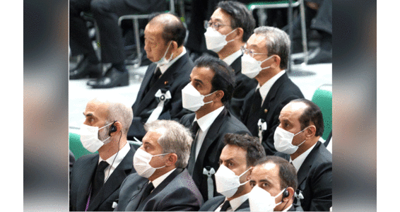 ഷിൻസോ ആബെക്ക്​​ അന്ത്യോപചാരമർപ്പിച്ച്​ അമീർ