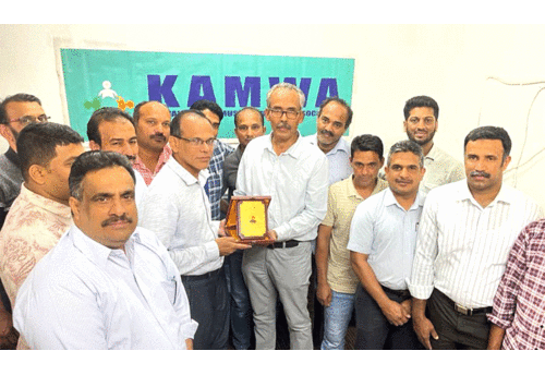 കെ.​വി. ബ​ഷീ​റി​ന് അ​ത്തോ​ളി മു​സ്‍ലിം വെ​ൽ​ഫെ​യ​ർ അ​സോ​സി​യേ​ഷ​ൻ യാ​ത്ര​യ​യ​പ്പ്