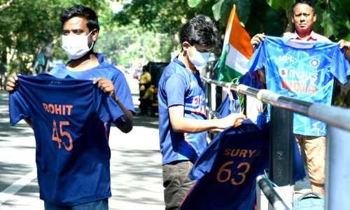 ടി20ക്ക് ആവേശം പകരാൻ വഴിയോര ഇന്ത്യൻ ജഴ്സി കച്ചവടം