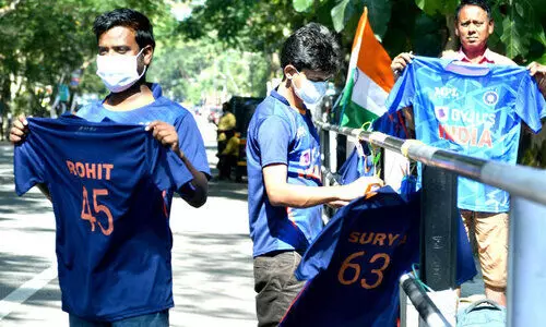 ടി20ക്ക് ആവേശം പകരാൻ വഴിയോര ഇന്ത്യൻ ജഴ്സി കച്ചവടം