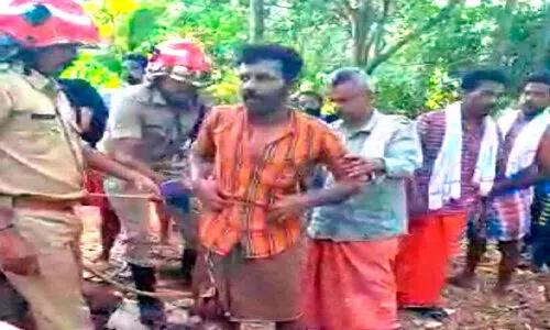 കിണറ്റിൽ കുടുങ്ങി രാവും പകലും കയറിൽ തൂങ്ങിനിന്നയാളെ രക്ഷപ്പെടുത്തി കിണറ്റിൽ കുടുങ്ങി രാവും പകലും കയറിൽ തൂങ്ങിനിന്നയാളെ രക്ഷപ്പെടുത്തി