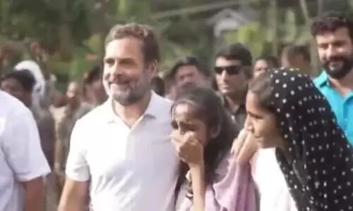 Girl cant control her tears on meeting RaGa during Bharat Jodo Yatra