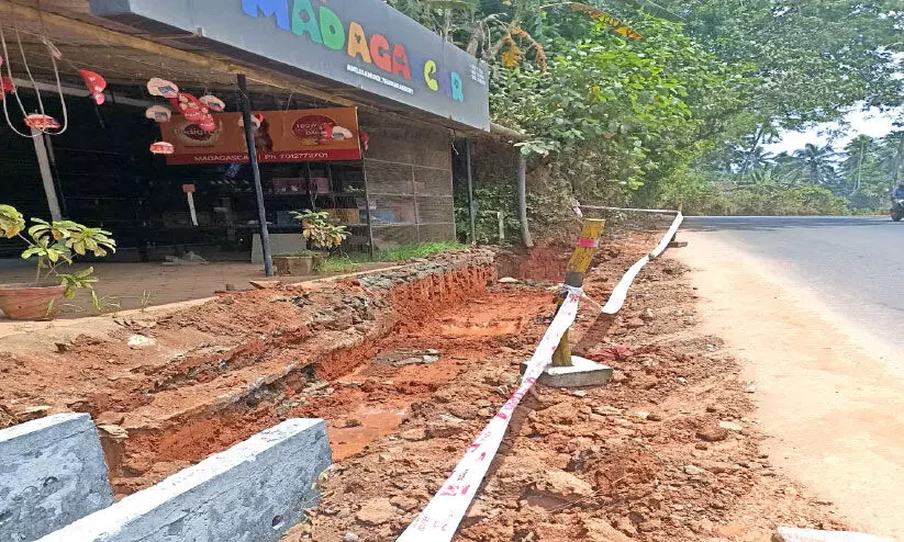 കൂടത്തായി പാലത്തിനു സമീപം സ്ഥിരം അപകട മേഖല; പരിഹാരം കാണാതെ അധികൃതർ