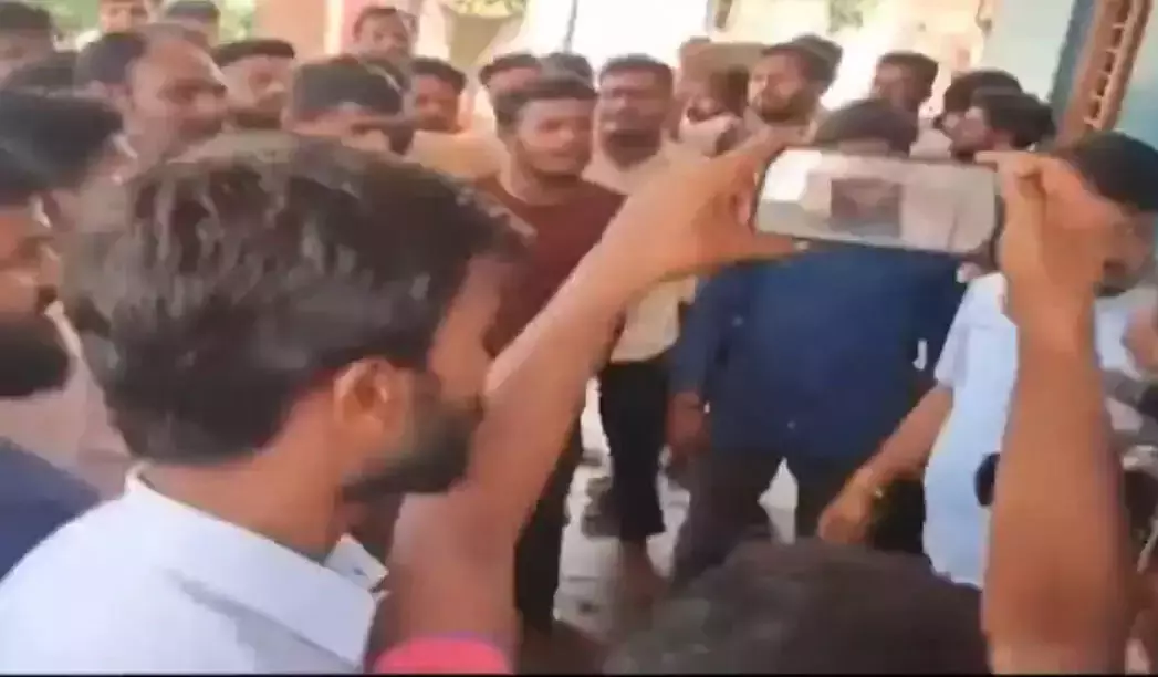 പ്രവാചകനെക്കുറിച്ച് ഉപന്യാസ മത്സരം നടത്തിയ പ്രിൻസിപ്പലിനെതിരെ പ്രതിഷേധം; ലക്ഷ്യം മതപരിവർത്തനമെന്ന്