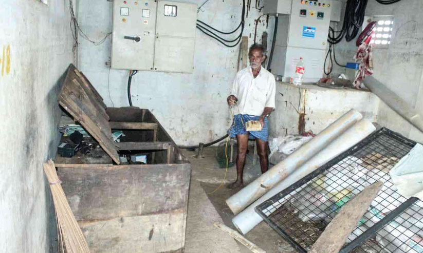 മോട്ടോർ ഷെഡ് കുത്തിത്തുറന്ന് കാൽ ലക്ഷം രൂപയുടെ വൈദ്യുതി കമ്പികൾ മോഷ്ടിച്ചു മോട്ടോർ ഷെഡ് കുത്തിത്തുറന്ന് കാൽ ലക്ഷം രൂപയുടെ വൈദ്യുതി കമ്പികൾ മോഷ്ടിച്ചു